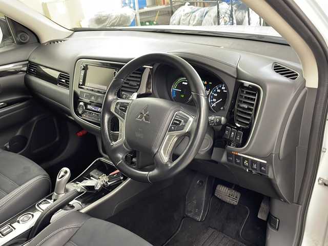 三菱 アウトランダー ＰＨＥＶ G ナビパッケージ 道央・札幌 2015(平27)年 5.1万km シルキーホワイト ・4WD/ e-Assist/・衝突被害軽減ブレーキシステム/・車線逸脱警報システム/・レーダークルーズコントロールシステム/・オートマチックハイビーム/・純正ナビ　全方位カメラ/・DVD.CD.SD.Bluetooth.フルセグ/・パワーバックドア /・ハーフレザーシート/パワーシート/・運転席・助手席シートヒーター/・AC100V /充電ケーブル有り/・電気温水式ヒーター/・ドライブレコーダー/ETC/・ステアリングヒーター/パドルシフト/・取扱説明書/保証証
