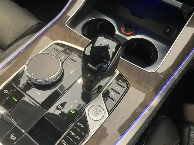 ＢＭＷ ＢＭＷ Ｘ５ xDrive 40d Mスポーツ 熊本県 2022(令4)年 2.6万km ミネラルホワイト ・スマートキー/・プッシュスタート/・インテリジェントセーフティ/・注意喚起アシスト/・ステアリングアシスト/・PDC自動起動/・アクティブPDC緊急ブレーキ/・パーキングアシスト/・速度アシスト/・クルーズコントロール(追従式)/・ハイビームアシスト/・黒革シート/・4席パワーシート /・前席エアシート /・4席シートヒーター /・純正メモリナビ/　【Bluetooth・USB・AppleCarPlay】/・harman/kardonサウンドシステム/・フルセグTV/・全方位カメラ/・ETC/・ドライブレコーダー(前後録画)/・ヘッドアップディスプレイ/・HOT & COOLドリンクホルルダー/・パワーバックドア/・LEDヘッドランプ/・純正マット/・保証書/取説