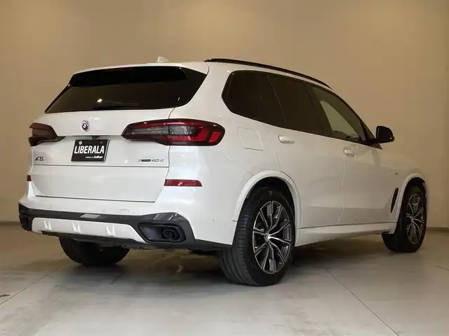 ＢＭＷ ＢＭＷ Ｘ５ xDrive 40d Mスポーツ 熊本県 2022(令4)年 2.6万km ミネラルホワイト ・スマートキー/・プッシュスタート/・インテリジェントセーフティ/・注意喚起アシスト/・ステアリングアシスト/・PDC自動起動/・アクティブPDC緊急ブレーキ/・パーキングアシスト/・速度アシスト/・クルーズコントロール(追従式)/・ハイビームアシスト/・黒革シート/・4席パワーシート /・前席エアシート /・4席シートヒーター /・純正メモリナビ/　【Bluetooth・USB・AppleCarPlay】/・harman/kardonサウンドシステム/・フルセグTV/・全方位カメラ/・ETC/・ドライブレコーダー(前後録画)/・ヘッドアップディスプレイ/・HOT & COOLドリンクホルルダー/・パワーバックドア/・LEDヘッドランプ/・純正マット/・保証書/取説