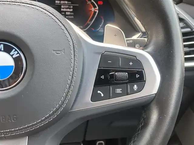ＢＭＷ ＢＭＷ Ｘ５ xDrive 40d Mスポーツ 熊本県 2022(令4)年 2.6万km ミネラルホワイト ・スマートキー/・プッシュスタート/・インテリジェントセーフティ/・注意喚起アシスト/・ステアリングアシスト/・PDC自動起動/・アクティブPDC緊急ブレーキ/・パーキングアシスト/・速度アシスト/・クルーズコントロール(追従式)/・ハイビームアシスト/・黒革シート/・4席パワーシート /・前席エアシート /・4席シートヒーター /・純正メモリナビ/　【Bluetooth・USB・AppleCarPlay】/・harman/kardonサウンドシステム/・フルセグTV/・全方位カメラ/・ETC/・ドライブレコーダー(前後録画)/・ヘッドアップディスプレイ/・HOT & COOLドリンクホルルダー/・パワーバックドア/・LEDヘッドランプ/・純正マット/・保証書/取説
