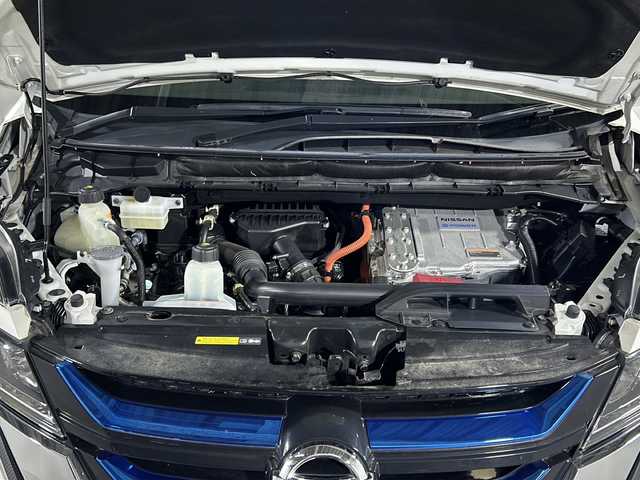 日産 セレナ e－パワー ハイウェイスター V 沖縄県 2018(平30)年 4万km ブリリアントホワイトパール 禁煙車/県外仕入れ/純正9インチナビ/　フルセグ　Bluetooth DVD再生　ＳＤ/フリップダウンモニター/セーフティパック/エマージェンシーブレーキ/アラウンドビューモニター/クルーズコントロール/両側パワースライドドア/前席シートヒーター/オートステップ/ステアリングヒーター/ビルトインＥＴＣ/純正ドライブレコーダー/コーナーセンサー/純正フロアマット/ドアバイザー/スペアキー