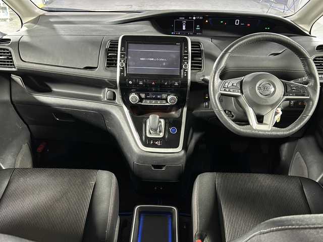 日産 セレナ e－パワー ハイウェイスター V 沖縄県 2018(平30)年 4万km ブリリアントホワイトパール 禁煙車/県外仕入れ/純正9インチナビ/　フルセグ　Bluetooth DVD再生　ＳＤ/フリップダウンモニター/セーフティパック/エマージェンシーブレーキ/アラウンドビューモニター/クルーズコントロール/両側パワースライドドア/前席シートヒーター/オートステップ/ステアリングヒーター/ビルトインＥＴＣ/純正ドライブレコーダー/コーナーセンサー/純正フロアマット/ドアバイザー/スペアキー
