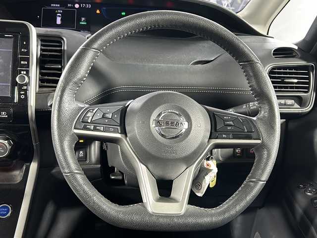日産 セレナ e－パワー ハイウェイスター V 沖縄県 2018(平30)年 4万km ブリリアントホワイトパール 禁煙車/県外仕入れ/純正9インチナビ/　フルセグ　Bluetooth DVD再生　ＳＤ/フリップダウンモニター/セーフティパック/エマージェンシーブレーキ/アラウンドビューモニター/クルーズコントロール/両側パワースライドドア/前席シートヒーター/オートステップ/ステアリングヒーター/ビルトインＥＴＣ/純正ドライブレコーダー/コーナーセンサー/純正フロアマット/ドアバイザー/スペアキー