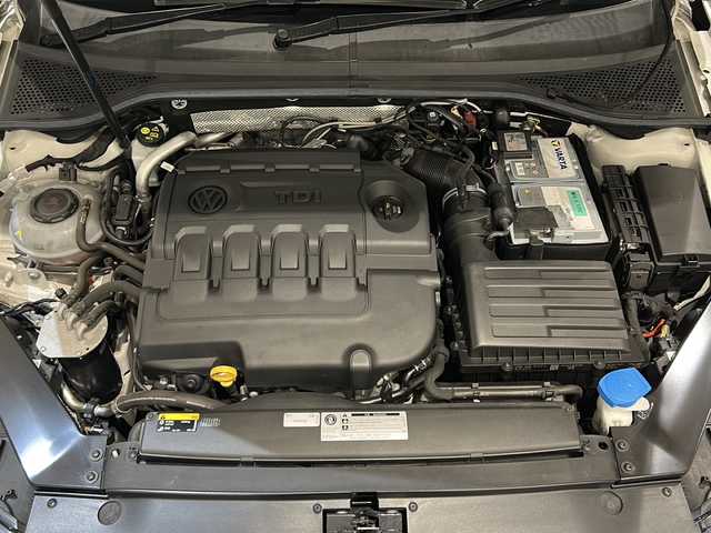 フォルクスワーゲン パサート ヴァリアント TDI エレガンス 新潟県 2018(平30)年 4.5万km ピュアホワイト TDI エレガンスライン/Volkswagenオールイン・セーフティ/・アダプティブクルーズコントロール/・レーンキープアシスト/・渋滞時追従支援システム/・レーンチェンジアシスト/・スタティックコーナリングライト/・パークディスタンスコントロール/・オプティカルパーキングシステム/・リアトラフィックアラート/・プリクラッシュブレーキシステム/・プロアクティブ・オキュバント・プロテクション/DiscoverProパッケージ/・リアビューカメラ/・インフォテイメントシステム/【SSDナビ/CD/DVD/BT/フルセグ】/・ETC2.0/LEDヘッドライト【ハイトコントロール】/フォグランプ【F.R】/オートホールド/パワーテールゲート/パドルシフト/フルカラーマルチファクションインジケーター/アルカンターラ＆レザーシート/パワーランバーサポート/社外ドライブレコーダー