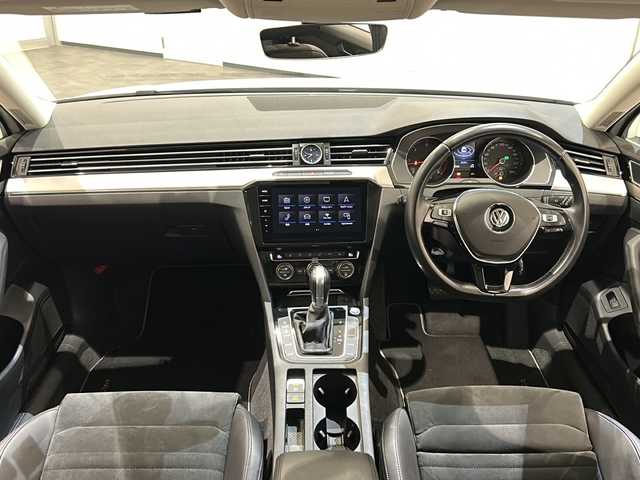 フォルクスワーゲン パサート ヴァリアント TDI エレガンス 新潟県 2018(平30)年 4.5万km ピュアホワイト TDI エレガンスライン/Volkswagenオールイン・セーフティ/・アダプティブクルーズコントロール/・レーンキープアシスト/・渋滞時追従支援システム/・レーンチェンジアシスト/・スタティックコーナリングライト/・パークディスタンスコントロール/・オプティカルパーキングシステム/・リアトラフィックアラート/・プリクラッシュブレーキシステム/・プロアクティブ・オキュバント・プロテクション/DiscoverProパッケージ/・リアビューカメラ/・インフォテイメントシステム/【SSDナビ/CD/DVD/BT/フルセグ】/・ETC2.0/LEDヘッドライト【ハイトコントロール】/フォグランプ【F.R】/オートホールド/パワーテールゲート/パドルシフト/フルカラーマルチファクションインジケーター/アルカンターラ＆レザーシート/パワーランバーサポート/社外ドライブレコーダー