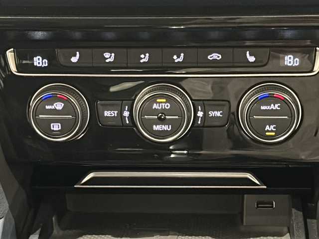 フォルクスワーゲン パサート ヴァリアント TDI エレガンス 新潟県 2018(平30)年 4.5万km ピュアホワイト TDI エレガンスライン/Volkswagenオールイン・セーフティ/・アダプティブクルーズコントロール/・レーンキープアシスト/・渋滞時追従支援システム/・レーンチェンジアシスト/・スタティックコーナリングライト/・パークディスタンスコントロール/・オプティカルパーキングシステム/・リアトラフィックアラート/・プリクラッシュブレーキシステム/・プロアクティブ・オキュバント・プロテクション/DiscoverProパッケージ/・リアビューカメラ/・インフォテイメントシステム/【SSDナビ/CD/DVD/BT/フルセグ】/・ETC2.0/LEDヘッドライト【ハイトコントロール】/フォグランプ【F.R】/オートホールド/パワーテールゲート/パドルシフト/フルカラーマルチファクションインジケーター/アルカンターラ＆レザーシート/パワーランバーサポート/社外ドライブレコーダー