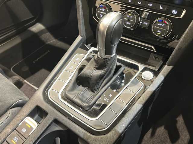 フォルクスワーゲン パサート ヴァリアント TDI エレガンス 新潟県 2018(平30)年 4.5万km ピュアホワイト TDI エレガンスライン/Volkswagenオールイン・セーフティ/・アダプティブクルーズコントロール/・レーンキープアシスト/・渋滞時追従支援システム/・レーンチェンジアシスト/・スタティックコーナリングライト/・パークディスタンスコントロール/・オプティカルパーキングシステム/・リアトラフィックアラート/・プリクラッシュブレーキシステム/・プロアクティブ・オキュバント・プロテクション/DiscoverProパッケージ/・リアビューカメラ/・インフォテイメントシステム/【SSDナビ/CD/DVD/BT/フルセグ】/・ETC2.0/LEDヘッドライト【ハイトコントロール】/フォグランプ【F.R】/オートホールド/パワーテールゲート/パドルシフト/フルカラーマルチファクションインジケーター/アルカンターラ＆レザーシート/パワーランバーサポート/社外ドライブレコーダー