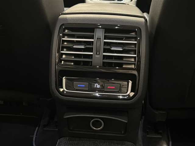 フォルクスワーゲン パサート ヴァリアント TDI エレガンス 新潟県 2018(平30)年 4.5万km ピュアホワイト TDI エレガンスライン/Volkswagenオールイン・セーフティ/・アダプティブクルーズコントロール/・レーンキープアシスト/・渋滞時追従支援システム/・レーンチェンジアシスト/・スタティックコーナリングライト/・パークディスタンスコントロール/・オプティカルパーキングシステム/・リアトラフィックアラート/・プリクラッシュブレーキシステム/・プロアクティブ・オキュバント・プロテクション/DiscoverProパッケージ/・リアビューカメラ/・インフォテイメントシステム/【SSDナビ/CD/DVD/BT/フルセグ】/・ETC2.0/LEDヘッドライト【ハイトコントロール】/フォグランプ【F.R】/オートホールド/パワーテールゲート/パドルシフト/フルカラーマルチファクションインジケーター/アルカンターラ＆レザーシート/パワーランバーサポート/社外ドライブレコーダー