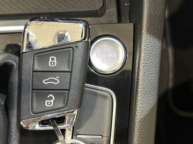フォルクスワーゲン パサート ヴァリアント TDI エレガンス 新潟県 2018(平30)年 4.5万km ピュアホワイト TDI エレガンスライン/Volkswagenオールイン・セーフティ/・アダプティブクルーズコントロール/・レーンキープアシスト/・渋滞時追従支援システム/・レーンチェンジアシスト/・スタティックコーナリングライト/・パークディスタンスコントロール/・オプティカルパーキングシステム/・リアトラフィックアラート/・プリクラッシュブレーキシステム/・プロアクティブ・オキュバント・プロテクション/DiscoverProパッケージ/・リアビューカメラ/・インフォテイメントシステム/【SSDナビ/CD/DVD/BT/フルセグ】/・ETC2.0/LEDヘッドライト【ハイトコントロール】/フォグランプ【F.R】/オートホールド/パワーテールゲート/パドルシフト/フルカラーマルチファクションインジケーター/アルカンターラ＆レザーシート/パワーランバーサポート/社外ドライブレコーダー