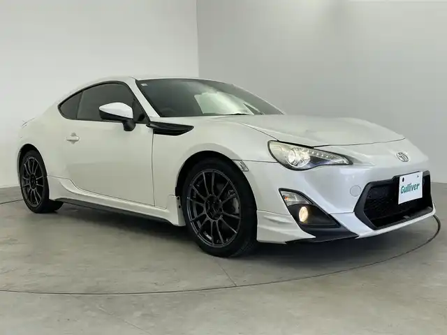 トヨタ ８６ GT 愛知県 2012(平24)年 7.1万km サテンホワイトパール 6速MT/社外ナビ/・フルセグ/・CD/・DVD/・Bluetooth/ETC/Bカメラ/ドライブレコーダー前後/MOMOステアリング/社外18インチAW/純正フロアマット/スマートキー/オートライト/HIDヘッドライト/Pスタート/三点エアバック/横滑り防止装置