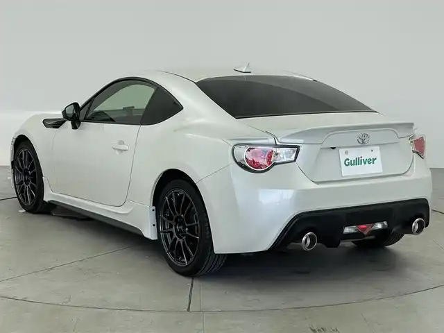 トヨタ ８６ GT 愛知県 2012(平24)年 7.1万km サテンホワイトパール 6速MT/社外ナビ/・フルセグ/・CD/・DVD/・Bluetooth/ETC/Bカメラ/ドライブレコーダー前後/MOMOステアリング/社外18インチAW/純正フロアマット/スマートキー/オートライト/HIDヘッドライト/Pスタート/三点エアバック/横滑り防止装置