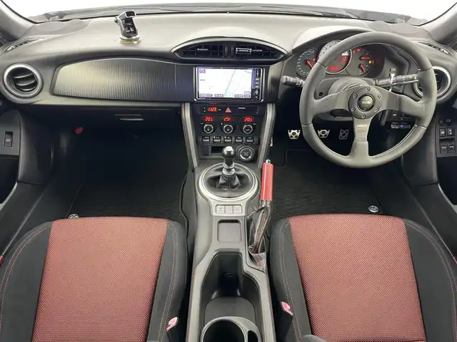 トヨタ ８６ GT 愛知県 2012(平24)年 7.1万km サテンホワイトパール 6速MT/社外ナビ/・フルセグ/・CD/・DVD/・Bluetooth/ETC/Bカメラ/ドライブレコーダー前後/MOMOステアリング/社外18インチAW/純正フロアマット/スマートキー/オートライト/HIDヘッドライト/Pスタート/三点エアバック/横滑り防止装置