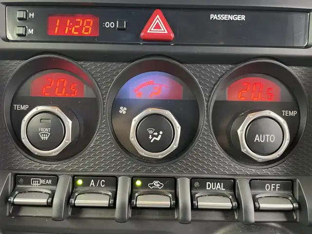 トヨタ ８６ GT 愛知県 2012(平24)年 7.1万km サテンホワイトパール 6速MT/社外ナビ/・フルセグ/・CD/・DVD/・Bluetooth/ETC/Bカメラ/ドライブレコーダー前後/MOMOステアリング/社外18インチAW/純正フロアマット/スマートキー/オートライト/HIDヘッドライト/Pスタート/三点エアバック/横滑り防止装置