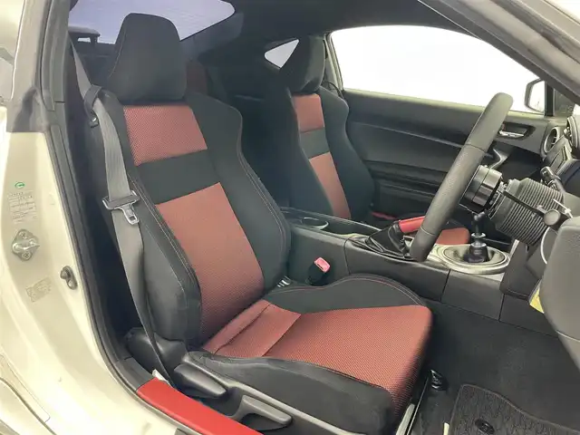 トヨタ ８６ GT 愛知県 2012(平24)年 7.1万km サテンホワイトパール 6速MT/社外ナビ/・フルセグ/・CD/・DVD/・Bluetooth/ETC/Bカメラ/ドライブレコーダー前後/MOMOステアリング/社外18インチAW/純正フロアマット/スマートキー/オートライト/HIDヘッドライト/Pスタート/三点エアバック/横滑り防止装置