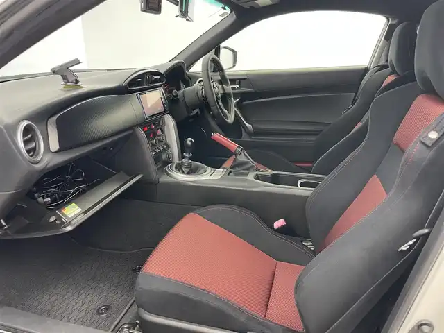 トヨタ ８６ GT 愛知県 2012(平24)年 7.1万km サテンホワイトパール 6速MT/社外ナビ/・フルセグ/・CD/・DVD/・Bluetooth/ETC/Bカメラ/ドライブレコーダー前後/MOMOステアリング/社外18インチAW/純正フロアマット/スマートキー/オートライト/HIDヘッドライト/Pスタート/三点エアバック/横滑り防止装置