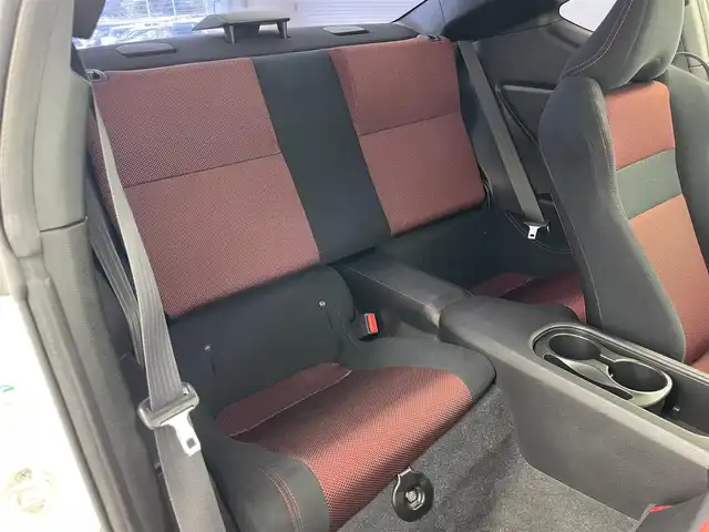 トヨタ ８６ GT 愛知県 2012(平24)年 7.1万km サテンホワイトパール 6速MT/社外ナビ/・フルセグ/・CD/・DVD/・Bluetooth/ETC/Bカメラ/ドライブレコーダー前後/MOMOステアリング/社外18インチAW/純正フロアマット/スマートキー/オートライト/HIDヘッドライト/Pスタート/三点エアバック/横滑り防止装置