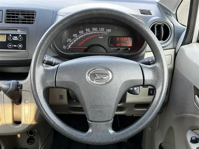 ダイハツ ムーヴ L SA 道央・札幌 2013(平25)年 8.6万km ブライトシルバーメタリック ４WD/純正オーディオ/AM/FM/CD/AUX/衝突被害軽減ブレーキ/横滑り防止装置/ドライブレコーダー/アイドリングストップ/リモコンキー/ハロゲンヘッドライト/ヘッドライトレベライザー/電動格納ミラー/純正フロアマット/ドアバイザー/スペアキー