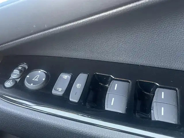 ホンダ ヴェゼル ハイブリッド e:HEV Z 熊本県 2023(令5)年 0.6万km クリスタルブラックパール ホンダセンシング/プッシュスタート/純正ナビ/（フルセグTV・BTオーディオ）/バックカメラ/ビルトインETC/前後ドライブレコーダー/純正18インチAW/レーダークルーズ/ハーフレザーシート/前席シートヒーター/パワーバックドア/パドルシフト/LEDヘッドライト/オートライト/フォグライト/前後コーナーセンサー/横滑り防止装置/ウィンカーミラー/フロアマット/新車保証書/取扱説明書/スマートスペアキー×1本