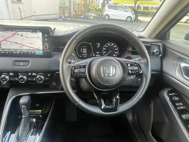 ホンダ ヴェゼル ハイブリッド e:HEV Z 熊本県 2023(令5)年 0.6万km クリスタルブラックパール ホンダセンシング/プッシュスタート/純正ナビ/（フルセグTV・BTオーディオ）/バックカメラ/ビルトインETC/前後ドライブレコーダー/純正18インチAW/レーダークルーズ/ハーフレザーシート/前席シートヒーター/パワーバックドア/パドルシフト/LEDヘッドライト/オートライト/フォグライト/前後コーナーセンサー/横滑り防止装置/ウィンカーミラー/フロアマット/新車保証書/取扱説明書/スマートスペアキー×1本