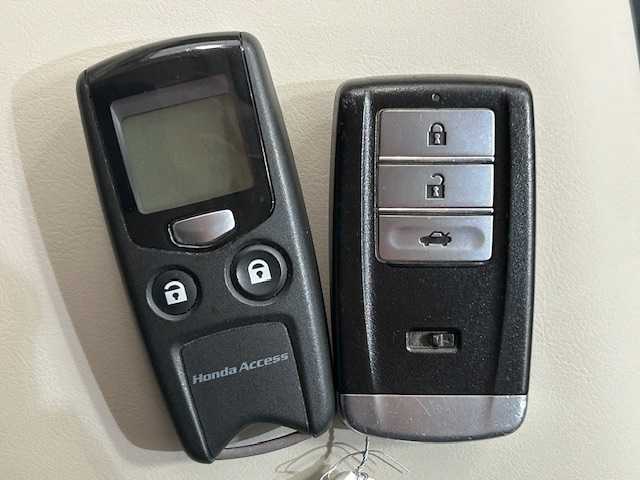 ホンダ レジェンド 宮城県 2018(平30)年 7.8万km スーパープラチナメタリック ホンダセンシング/・衝突軽減ブレーキ/・歩行者事故低減ステアリング/・アダプティブ・クルーズ・コントロール/・車線維持支援システム/・路外逸脱抑制機能/・誤発進抑制機能/・先行車発進お知らせ機能/・標識認識機能/セーフティ・サポートカーS（ワイド）/・ブラインドスポットインフォメーション/・マルチビューカメラシステム/・パーキングセンサーシステム/・後退出庫サポート/・ジュエルアイLEDヘッドライト/・ハイビームサポートシステム/・ヘッドアップディスプレイ/サンルーフ/純正ナビ/・全方位カメラ/・KRELLスピーカー/・純正ETC２．０/本革シート/・ヒートシーター/・エアシート/・パワーシート/・シートメモリー/革巻きステアリング/・ステアリングスイッチ/・ハンドルヒーター/純正アルミホイール/プッシュスタート/・アイドリングストップ/・スマートキー