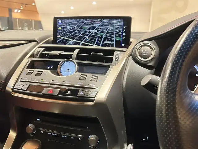 レクサス ＮＸ 300 Fスポーツ 道央・札幌 2018(平30)年 5.5万km ホワイトノーヴァガラスフレーク ムーンルーフ/ルーフレール/三眼フルLEDヘッドランプ/パーキングサポートブレーキ/パノラミックビューモニター/フロントスポイラー(社外)/LexusSafetySystem＋/Fスポーツ専用スポーツシート/シートヒーター/シートベンチレーション/ステアリングヒーター/純正メモリナビ/フルセグTV/CD/DVD/SD/USB/Bluetooth/デジタルインナーミラー/パワーテールゲート