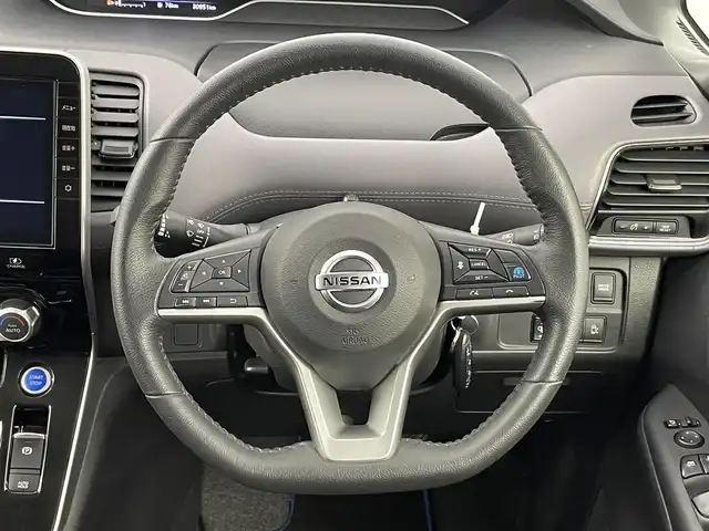 日産 セレナ e－パワー ハイウェイスター V 千葉県 2021(令3)年 3.1万km ブリリアントホワイトパール 2トーン 禁煙車/純正9インチメモリーナビ/ DVD Bluetooth フルセグTV/後方モニター/アラウンドビューモニター/エマージェンシーブレーキ/インテリジェントルームミラー/プロパイロット/ETC2.0/両側電動スライドドア/電動パーキングブレーキ/オートホールド/電動格納サイドミラー/リアサンシェード/前後コーナーセンサー/ウィンカーミラー/プッシュスタート/LEDヘッドライト（オートライト）/フォグランプ