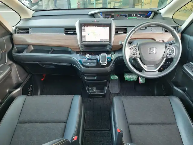 ホンダ フリード＋ ハイブリット クロスター ホンダセンシング 東京都 2021(令3)年 6.5万km プラチナホワイトパール 純正9インチナビ/フルセグ/バックカメラ/ビルトインETC/両側パワースライドドア/ハーフレザーシート/シートヒーター/Cパッケージ/衝突軽減ブレーキ/レーンキープアシスト/レーダークルーズコントロール/コーナーセンサー/スマートキー/LEDヘッドライト