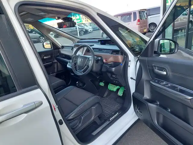 ホンダ フリード＋ ハイブリット クロスター ホンダセンシング 東京都 2021(令3)年 6.5万km プラチナホワイトパール 純正9インチナビ/フルセグ/バックカメラ/ビルトインETC/両側パワースライドドア/ハーフレザーシート/シートヒーター/Cパッケージ/衝突軽減ブレーキ/レーンキープアシスト/レーダークルーズコントロール/コーナーセンサー/スマートキー/LEDヘッドライト