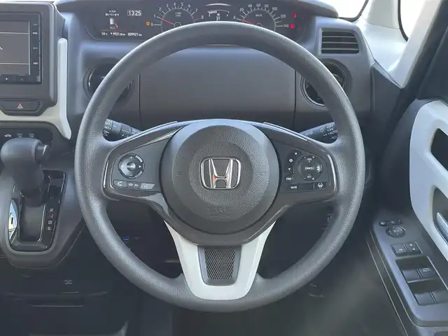 ホンダ Ｎ ＢＯＸ L 静岡県 2022(令4)年 1万km プレミアムサンライトホワイトパール ワンオーナー　/純正ナビ　/・Ｂｌｕｅｔｏｏｔｈ接続　/・ＵＳＢ入力端子　/レーダークルーズコントロール　/片側パワースライドドア　/電動パーキングブレーキ/オートブレーキホールド　/プッシュスタート　/スマートキー　/前席シートヒーター　/ＬＥＤオートライト/オートハイビーム/ビルトインETC/衝突被害軽減ブレーキ/レーンアシスト/横滑り防止装置/純正フロアマット/取扱説明書/保証書