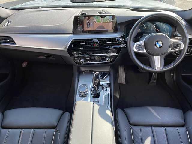 ＢＭＷ ５２３ｄ xDrive Mスピリット 山梨県 2019(令1)年 4.4万km グレーＭ ・4WD/・イノベーションパッケージ/-BMWディスプレイ・キー/-リモート・パーキング/-BMWジェスチャー・コントロール/-ワイヤレス・チャージング/・レザーシート /・全席シートヒーター /・前席パワーシート/・ヘッドアップディスプレイ/・アイドリングストップ/・横滑り防止装置/・車線逸脱警報/・レーダークルーズコントロール/・純正ナビ/・バックカメラ /・全方位カメラ/・フルセグTV/・アンビエントライト/・社外前後ドライブレコーダー/・LEDヘッドライト/・ETC/・純正18インチAW　