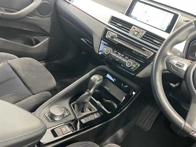 ＢＭＷ Ｘ１ xDrive 18d Mスポーツ 静岡県 2016(平28)年 4.2万km エストリル・ブルー インテリジェントセーフティ/・衝突警告/・歩行者警告/・車線逸脱警告/クルーズコントロール/コーナーセンサー/ヒルディセントコントロール/プッシュスタート/アイドリングストップ/MTモード付きAT/純正ナビ/バックカメラ/ETC/ドライブレコーダー CSD-560FH/パワーバックドア/ルーフレール/LEDヘッドライト/オートライト/ドアバイザー/19インチ社外アルミホイール/純正アルミホイール付きスタッドレスタイヤ４本車載