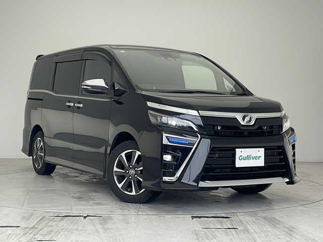 トヨタ ヴォクシー ZS 煌Ⅱ 沖縄県 2019(令1)年 7.6万km ブラック 純正ナビ（NSZN-Z68T）/フリップダウンモニター/フルセグTV/CD/DVD/bluetooth/ETC/バックカメラ/両側パワースライドドア/ドライブレコーダー/LEDヘッドライト/プッシュスタート/スペアキー/クルーズコントロール