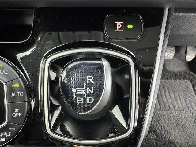 トヨタ エスクァイア ハイブリッド Xi 愛知県 2015(平27)年 8万km シルバーM 純正ナビ/（フルセグ／ＢＴ／ＣＤ／ＤＶＤ）/バックカメラ/後席モニター/両側パワースライドドア/前席シートヒーター/サンバイザー/横滑り防止装置/純正ＡＷ/ドライブレコーダー/ＥＴＣ/オートライト