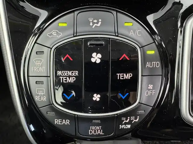 トヨタ エスクァイア ハイブリッド Xi 愛知県 2015(平27)年 8万km シルバーM 純正ナビ/（フルセグ／ＢＴ／ＣＤ／ＤＶＤ）/バックカメラ/後席モニター/両側パワースライドドア/前席シートヒーター/サンバイザー/横滑り防止装置/純正ＡＷ/ドライブレコーダー/ＥＴＣ/オートライト