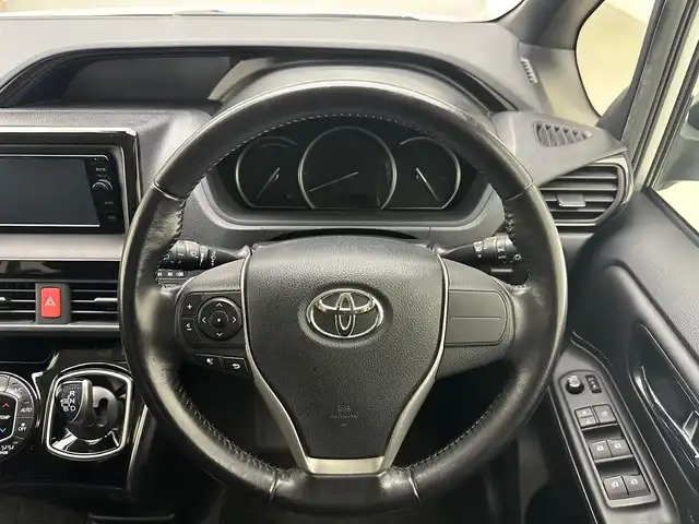 トヨタ エスクァイア ハイブリッド Xi 兵庫県 2015(平27)年 8万km シルバーM 純正ナビ(CD/DVD/SD/Bluetooth/フルセグTV)/バックカメラ/両側パワースライドドア/シートヒーター/フリップダウンモニター/純正フロアマット/LEDヘッドライト/オートライト/ドライブレコーダー/ビルトインETC/スマートキー/プッシュスタート