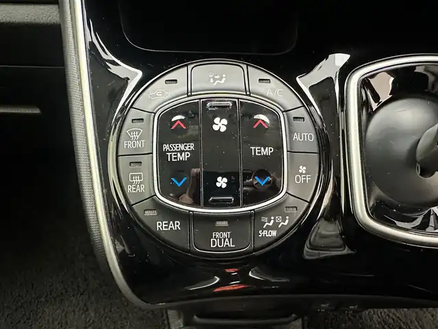 トヨタ エスクァイア ハイブリッド Xi 兵庫県 2015(平27)年 8万km シルバーM 純正ナビ(CD/DVD/SD/Bluetooth/フルセグTV)/バックカメラ/両側パワースライドドア/シートヒーター/フリップダウンモニター/純正フロアマット/LEDヘッドライト/オートライト/ドライブレコーダー/ビルトインETC/スマートキー/プッシュスタート