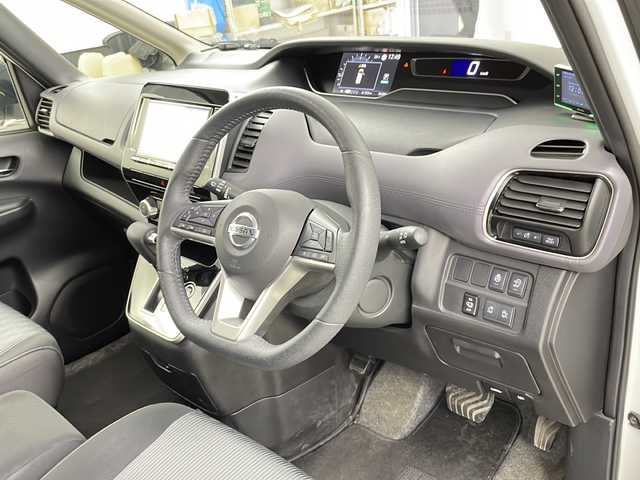 日産 セレナ ハイウェイスター V 道央・札幌 2019(令1)年 5.1万km ブリリアントホワイトパール ・4WD/・エマージェンシーブレーキ/・ハイビームアシスト/・セーフティシールド/・LEDライト/オートライト/・社外ナビ  フルセグTV/FM/AM/DVD/・両側パワースライドドア/・アラウンドビューモニター/・シートヒーター/・車線逸脱防止/・アイドリングストップ/・ステアリングヒーター/・横滑り防止/・ETC