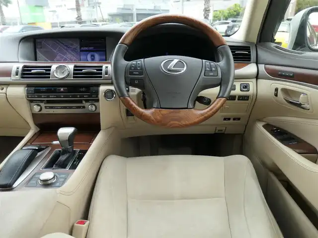 レクサス ＬＳ 460 千葉県 2014(平26)年 6.5万km ソニックシルバー レクサスプレミアムサウンドシステム/純正HDDナビ/地デジTV/【DVD/CD再生機能　Bluetooth接続】/バックカメラ/リバース連動ドアミラー（左/右）/ドライブレコーダー/前席パワーシート/コンビハンドル/ステアリングヒーター/ステアリングスイッチ/ETC/LEDヘッドライト/フォグライト/ウインカーミラー/クリアランスソナー/純正18インチアルミホイル/サイド/カーテンエアバッグ/スマートキー