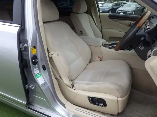 レクサス ＬＳ 460 千葉県 2014(平26)年 6.5万km ソニックシルバー レクサスプレミアムサウンドシステム/純正HDDナビ/地デジTV/【DVD/CD再生機能　Bluetooth接続】/バックカメラ/リバース連動ドアミラー（左/右）/ドライブレコーダー/前席パワーシート/コンビハンドル/ステアリングヒーター/ステアリングスイッチ/ETC/LEDヘッドライト/フォグライト/ウインカーミラー/クリアランスソナー/純正18インチアルミホイル/サイド/カーテンエアバッグ/スマートキー