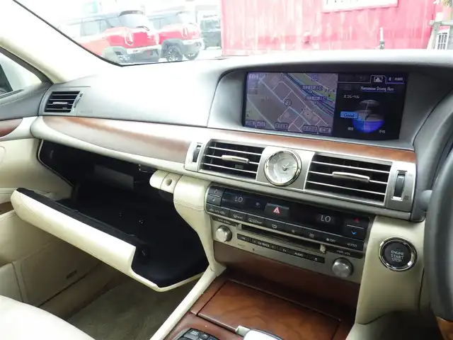 レクサス ＬＳ 460 千葉県 2014(平26)年 6.5万km ソニックシルバー レクサスプレミアムサウンドシステム/純正HDDナビ/地デジTV/【DVD/CD再生機能　Bluetooth接続】/バックカメラ/リバース連動ドアミラー（左/右）/ドライブレコーダー/前席パワーシート/コンビハンドル/ステアリングヒーター/ステアリングスイッチ/ETC/LEDヘッドライト/フォグライト/ウインカーミラー/クリアランスソナー/純正18インチアルミホイル/サイド/カーテンエアバッグ/スマートキー