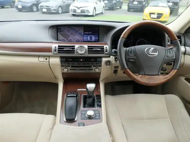 レクサス ＬＳ 460 千葉県 2014(平26)年 6.5万km ソニックシルバー レクサスプレミアムサウンドシステム/純正HDDナビ/地デジTV/【DVD/CD再生機能　Bluetooth接続】/バックカメラ/リバース連動ドアミラー（左/右）/ドライブレコーダー/前席パワーシート/コンビハンドル/ステアリングヒーター/ステアリングスイッチ/ETC/LEDヘッドライト/フォグライト/ウインカーミラー/クリアランスソナー/純正18インチアルミホイル/サイド/カーテンエアバッグ/スマートキー