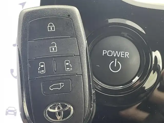 トヨタ ノア ハイブリッド S－Z 茨城県 2024(令6)年 1.5万km ホワイトパールクリスタルシャイン 純正10.5型DA/フルセグ/CD/DVDデッキ/アドバンストパーク/全方位カメラ/純正フリップダウンモニター/シグネチャーイルミブレード/快適利便パッケージ/衝突被害軽減ブレーキ/車線逸脱抑制装置/レーダークルーズコントロール/オートマチックハイビーム/クリアランスソナー/両側電動スライドドア/デジタルインナーミラー/HUD/ETC2.0/AC100V/シートヒーター/ステアリングヒーター/純正17インチAW/3眼LEDヘッドライト/スマートキー