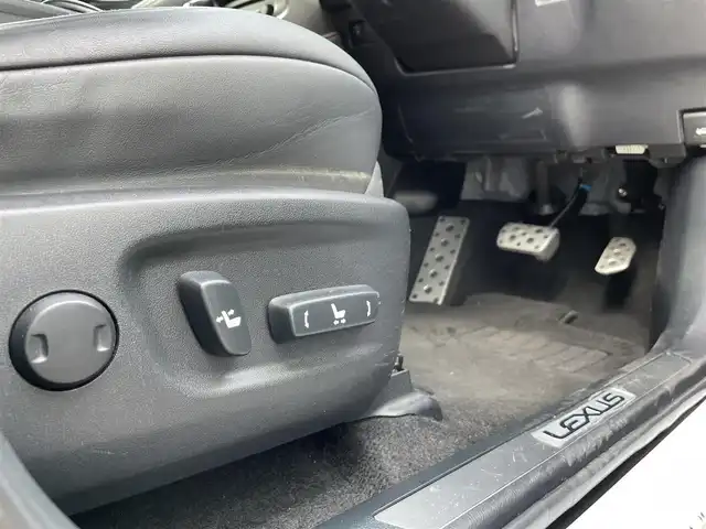 レクサス ＮＸ 200t Fスポーツ 佐賀県 2014(平26)年 7.5万km スターライトブラックガラスフレーク パノラマルーフ/黒革シート/純正ナビゲーション/・AM/FM/Bluetooth/CD/DVD/フルセグ/・バックカメラ/電動パーキングブレーキ/オートホールド機能/パワーバックドア/パワーシート/・シートヒーター「運転席/助手席」/・シートベンチレーション「運転席/助手席」/・シートメモリー/純正LEDヘッドライト/オートエアコン/オートライト/ETC/純正18インチアルミ/新車保証書/取扱説明書/プリクラッシュセーフティシステム（PCS）/・レーダークルーズコントロール/・レーンディパーチャーアラート（LDA）/・リヤクロストラフィックアラート（RCTA）/・SRSエアバッグ/・ABS＋VSC＋TRC/・タイヤ空気圧警告システム