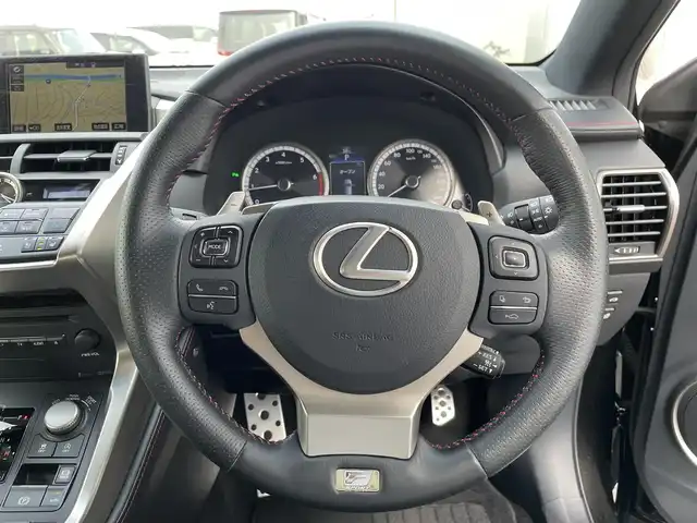 レクサス ＮＸ 200t Fスポーツ 佐賀県 2014(平26)年 7.5万km スターライトブラックガラスフレーク パノラマルーフ/黒革シート/純正ナビゲーション/・AM/FM/Bluetooth/CD/DVD/フルセグ/・バックカメラ/電動パーキングブレーキ/オートホールド機能/パワーバックドア/パワーシート/・シートヒーター「運転席/助手席」/・シートベンチレーション「運転席/助手席」/・シートメモリー/純正LEDヘッドライト/オートエアコン/オートライト/ETC/純正18インチアルミ/新車保証書/取扱説明書/プリクラッシュセーフティシステム（PCS）/・レーダークルーズコントロール/・レーンディパーチャーアラート（LDA）/・リヤクロストラフィックアラート（RCTA）/・SRSエアバッグ/・ABS＋VSC＋TRC/・タイヤ空気圧警告システム