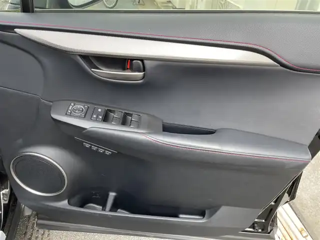 レクサス ＮＸ 200t Fスポーツ 佐賀県 2014(平26)年 7.5万km スターライトブラックガラスフレーク パノラマルーフ/黒革シート/純正ナビゲーション/・AM/FM/Bluetooth/CD/DVD/フルセグ/・バックカメラ/電動パーキングブレーキ/オートホールド機能/パワーバックドア/パワーシート/・シートヒーター「運転席/助手席」/・シートベンチレーション「運転席/助手席」/・シートメモリー/純正LEDヘッドライト/オートエアコン/オートライト/ETC/純正18インチアルミ/新車保証書/取扱説明書/プリクラッシュセーフティシステム（PCS）/・レーダークルーズコントロール/・レーンディパーチャーアラート（LDA）/・リヤクロストラフィックアラート（RCTA）/・SRSエアバッグ/・ABS＋VSC＋TRC/・タイヤ空気圧警告システム