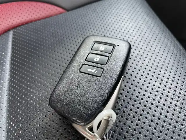 レクサス ＮＸ 200t Fスポーツ 佐賀県 2014(平26)年 7.5万km スターライトブラックガラスフレーク パノラマルーフ/黒革シート/純正ナビゲーション/・AM/FM/Bluetooth/CD/DVD/フルセグ/・バックカメラ/電動パーキングブレーキ/オートホールド機能/パワーバックドア/パワーシート/・シートヒーター「運転席/助手席」/・シートベンチレーション「運転席/助手席」/・シートメモリー/純正LEDヘッドライト/オートエアコン/オートライト/ETC/純正18インチアルミ/新車保証書/取扱説明書/プリクラッシュセーフティシステム（PCS）/・レーダークルーズコントロール/・レーンディパーチャーアラート（LDA）/・リヤクロストラフィックアラート（RCTA）/・SRSエアバッグ/・ABS＋VSC＋TRC/・タイヤ空気圧警告システム