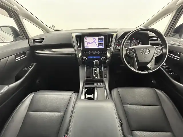 トヨタ アルファード S Cパッケージ 熊本県 2020(令2)年 6.5万km ホワイトパールクリスタルシャイン 禁煙車/純正ナビ/・フルセグTV/・Bluetooth/・FM/AM/・CD/DVD/・SD/・USB/TRDエアロ/純正フリップダウンモニター/両側パワースライドドア/デジタルインナーミラー/Wムーンルーフ/レーダークルーズコントロール/パワーバックドア/ブラインドスポットモニター/レーンキープアシスト/プリクラッシュブレーキ/駐車時支援パーキングサポートシステム/リアクロストラフィックアラート/前席ヒートシーター　/前席エアシート/パワーシート/メモリーシート/ステアリングヒーター/パワーバックドア/オットマン/純正フロアマット/純正１８インチAW/オートライト/オートマチックハイビーム/3眼LEDヘッドライト/フォグランプ/スマートキー/プッシュスタート/スペアキー1本/保証書/取扱説明書