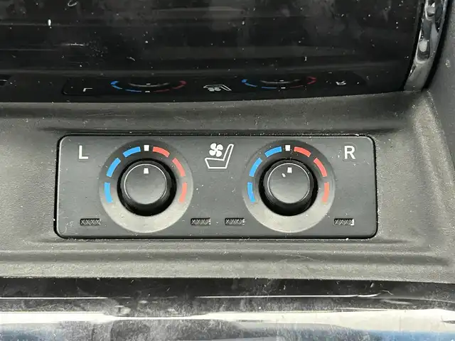 トヨタ アルファード S Cパッケージ 熊本県 2020(令2)年 6.5万km ホワイトパールクリスタルシャイン 禁煙車/純正ナビ/・フルセグTV/・Bluetooth/・FM/AM/・CD/DVD/・SD/・USB/TRDエアロ/純正フリップダウンモニター/両側パワースライドドア/デジタルインナーミラー/Wムーンルーフ/レーダークルーズコントロール/パワーバックドア/ブラインドスポットモニター/レーンキープアシスト/プリクラッシュブレーキ/駐車時支援パーキングサポートシステム/リアクロストラフィックアラート/前席ヒートシーター　/前席エアシート/パワーシート/メモリーシート/ステアリングヒーター/パワーバックドア/オットマン/純正フロアマット/純正１８インチAW/オートライト/オートマチックハイビーム/3眼LEDヘッドライト/フォグランプ/スマートキー/プッシュスタート/スペアキー1本/保証書/取扱説明書