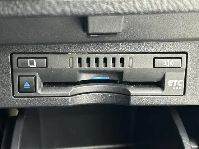 トヨタ アルファード S Cパッケージ 熊本県 2020(令2)年 6.5万km ホワイトパールクリスタルシャイン 禁煙車/純正ナビ/・フルセグTV/・Bluetooth/・FM/AM/・CD/DVD/・SD/・USB/TRDエアロ/純正フリップダウンモニター/両側パワースライドドア/デジタルインナーミラー/Wムーンルーフ/レーダークルーズコントロール/パワーバックドア/ブラインドスポットモニター/レーンキープアシスト/プリクラッシュブレーキ/駐車時支援パーキングサポートシステム/リアクロストラフィックアラート/前席ヒートシーター　/前席エアシート/パワーシート/メモリーシート/ステアリングヒーター/パワーバックドア/オットマン/純正フロアマット/純正１８インチAW/オートライト/オートマチックハイビーム/3眼LEDヘッドライト/フォグランプ/スマートキー/プッシュスタート/スペアキー1本/保証書/取扱説明書