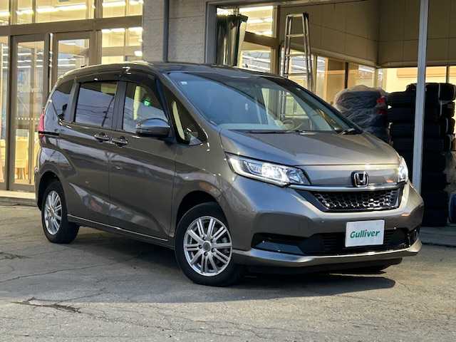 ホンダ フリード G ホンダセンシング 道東・釧路十勝 2021(令3)年 4.3万km スーパープラチナグレーメタリック ４WD/ホンダセンシング/純正ナビ(VXM-214VFi)/CD/DVD/BT/MSV/フルセグTV/バックカメラ/両側パワースライドドア/レーダークルーズコントロール/デアイサー /前席パワーシート/ミラーヒーター/ドライブレコーダー/LEDヘッドライト/ビルトインETC/ステアリモコン/社外アルミ付冬タイヤ積込